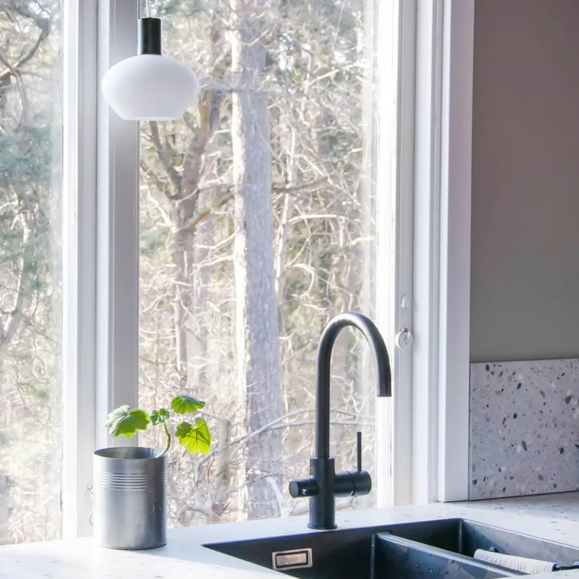 BELL Fönsterlampa 16cm Svart/Opalvit