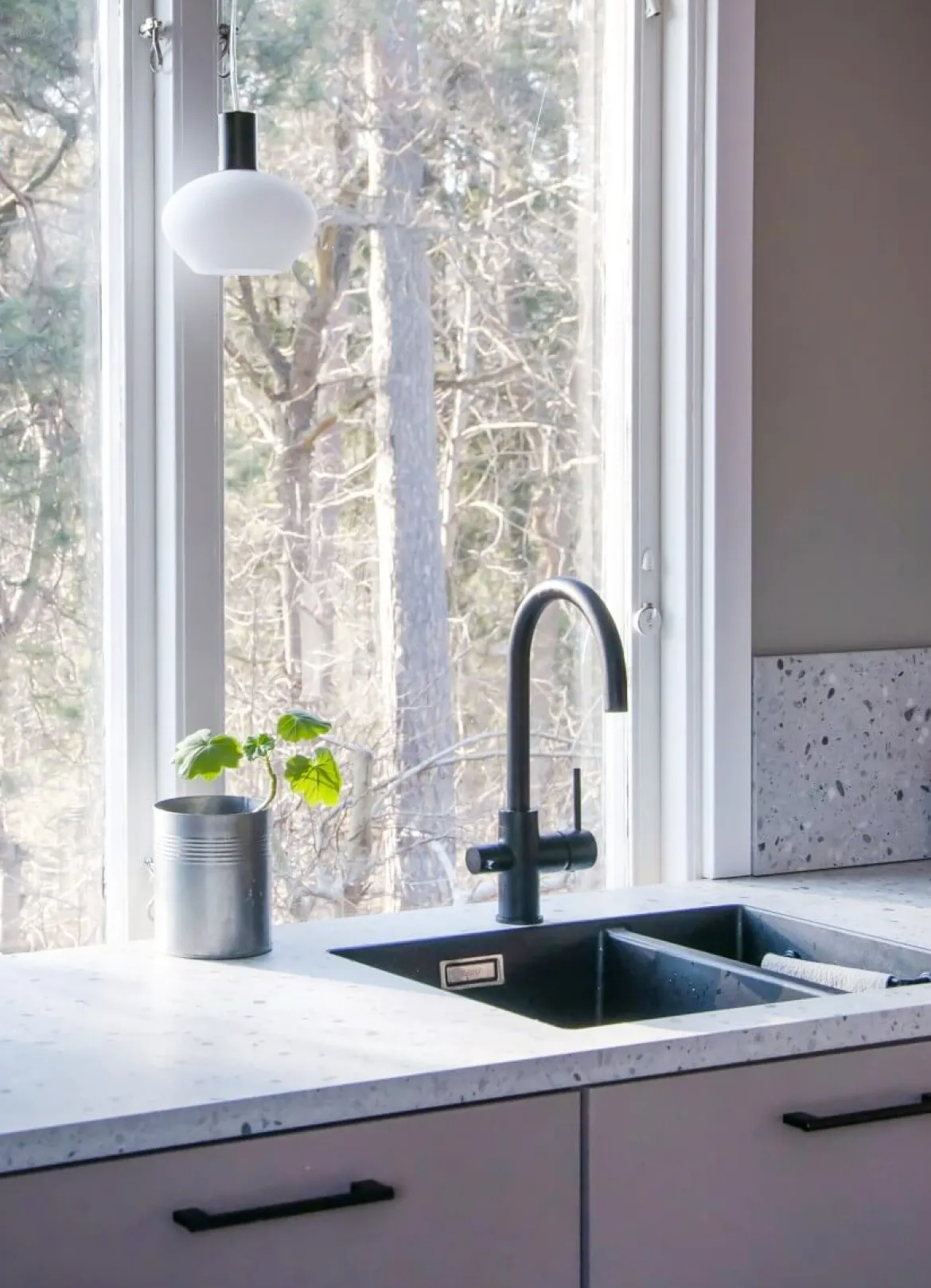 BELL Fönsterlampa 16cm Svart/Opalvit