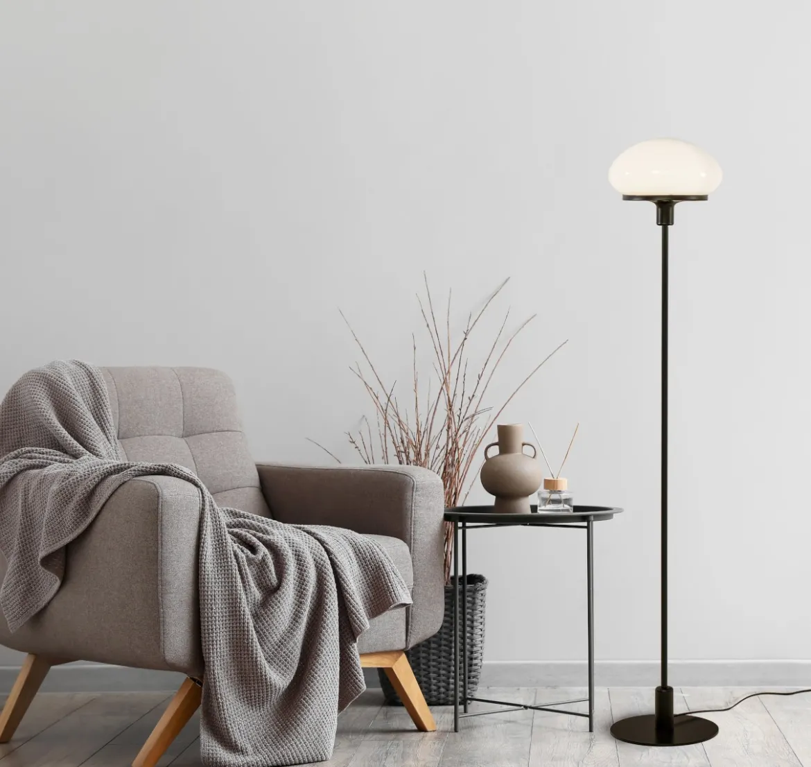 NEW AUGUST Golvlampa 140cm Svart/Opalvit